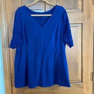 d & co. Navy v neck knit top with lace sleeves size 1X